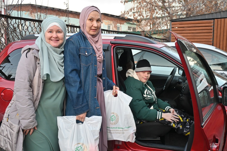 Инвалидлар ункөнлеге уңаеннан 30 гаилә “Зәкят” хәйрия фондыннан күчтәнәчләр алды